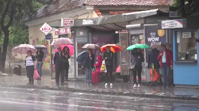 Vreme neobișnuit de rece pentru această perioadă în aproape toată țara. ”Bune erau şi mănuşile”