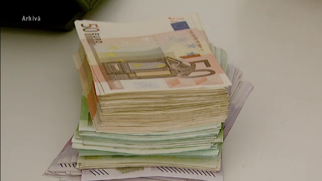 Un adolescent ar fi jefuit-o pe bunica unui prieten. Victima a rămas fără 8.000 de euro