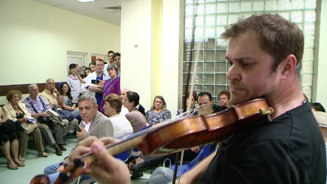 Concert surpriză pentru pacienții de la Spitalul Parhon din Iași: „Ne-am mai înveselit”