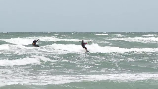 Pasionații de kite-surfing nu s-au lăsat intimidați de vremea rece de la mare: “E cea mai tare zi"