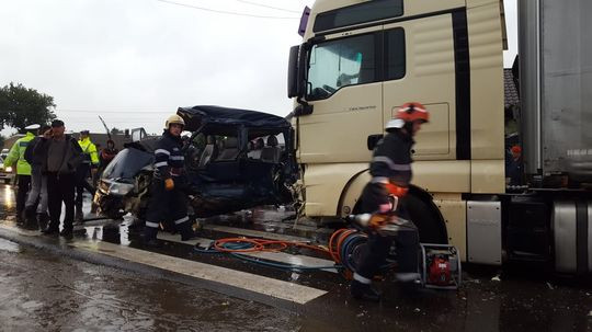 Un mort și 3 răniți, în urma ciocnirii dintre un TIR și o autoutilitară