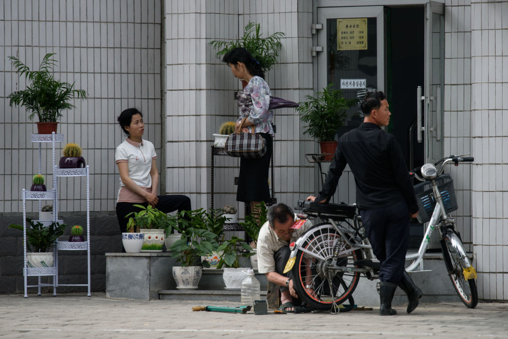 Cât trebuie să dea mită nord-coreenii care vor să trăiască în marile orașe