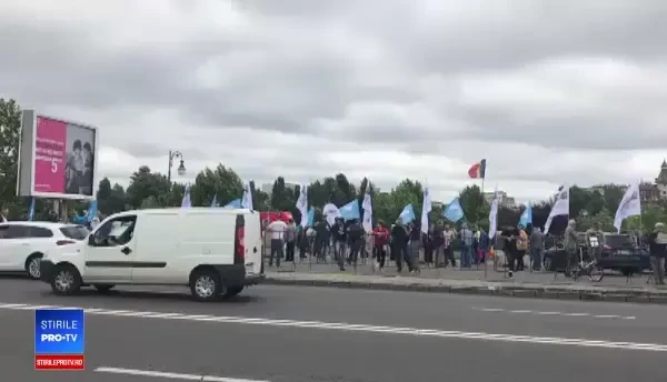 USR, PNL și PSD se confruntă în stradă, în ziua moțiunii de cenzură. Proteste la Parlament