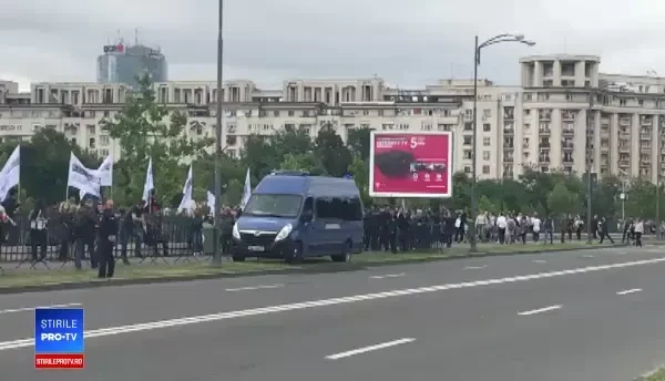 Parlamentarii USR impart flori la protestul din fata Palatului Parlamentului