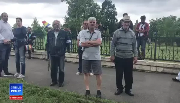 Tabăra Rezist se confruntă în stradă cu simpatizanții PSD: ”La muncă, ciumaților”