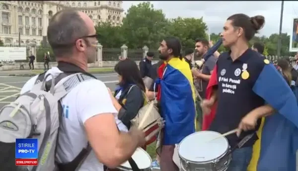 Protest cu mii de oameni în fața Parlamentului. Ei urmează să plece în marș spre Piața Victoriei. VIDEO
