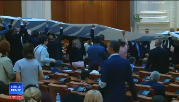 Ironii în ziua moțiunii de cenzură. ”V-ați legat de coafură” și ”Abia știe să citească”