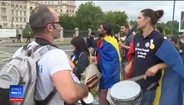 Protestatarii de la Parlament au plecat în marș spre Piața Victoriei. VIDEO