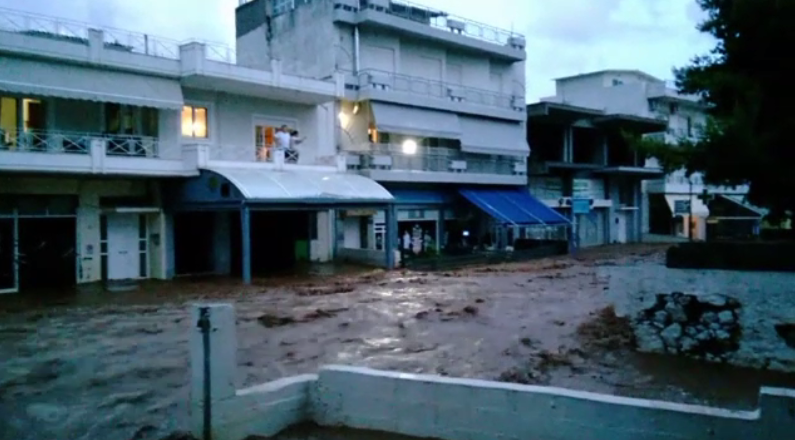 Ploile torențiale au făcut prăpăd în Grecia. Zeci de turiști români, blocați de viitură. ”Am ajuns într-un coşmar”