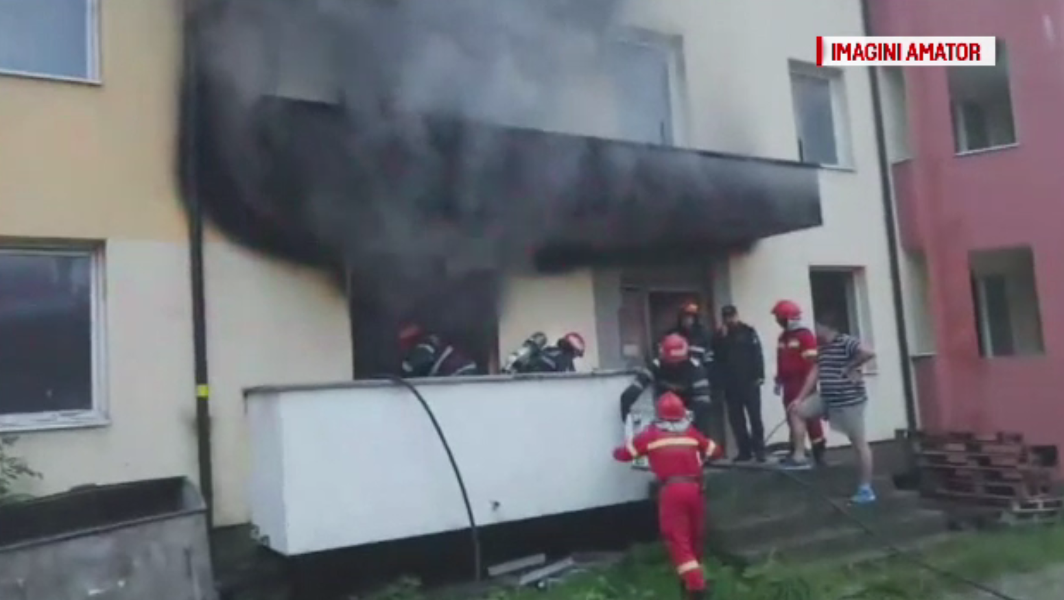 Imobil nou de apartamente, încă nelocuit, mistuit de un incendiu puternic