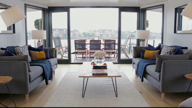 Londonezii preferă, mai nou, casele plutitoare de pe Tamisa. Prețul unei locuințe cu 2 dormitoare