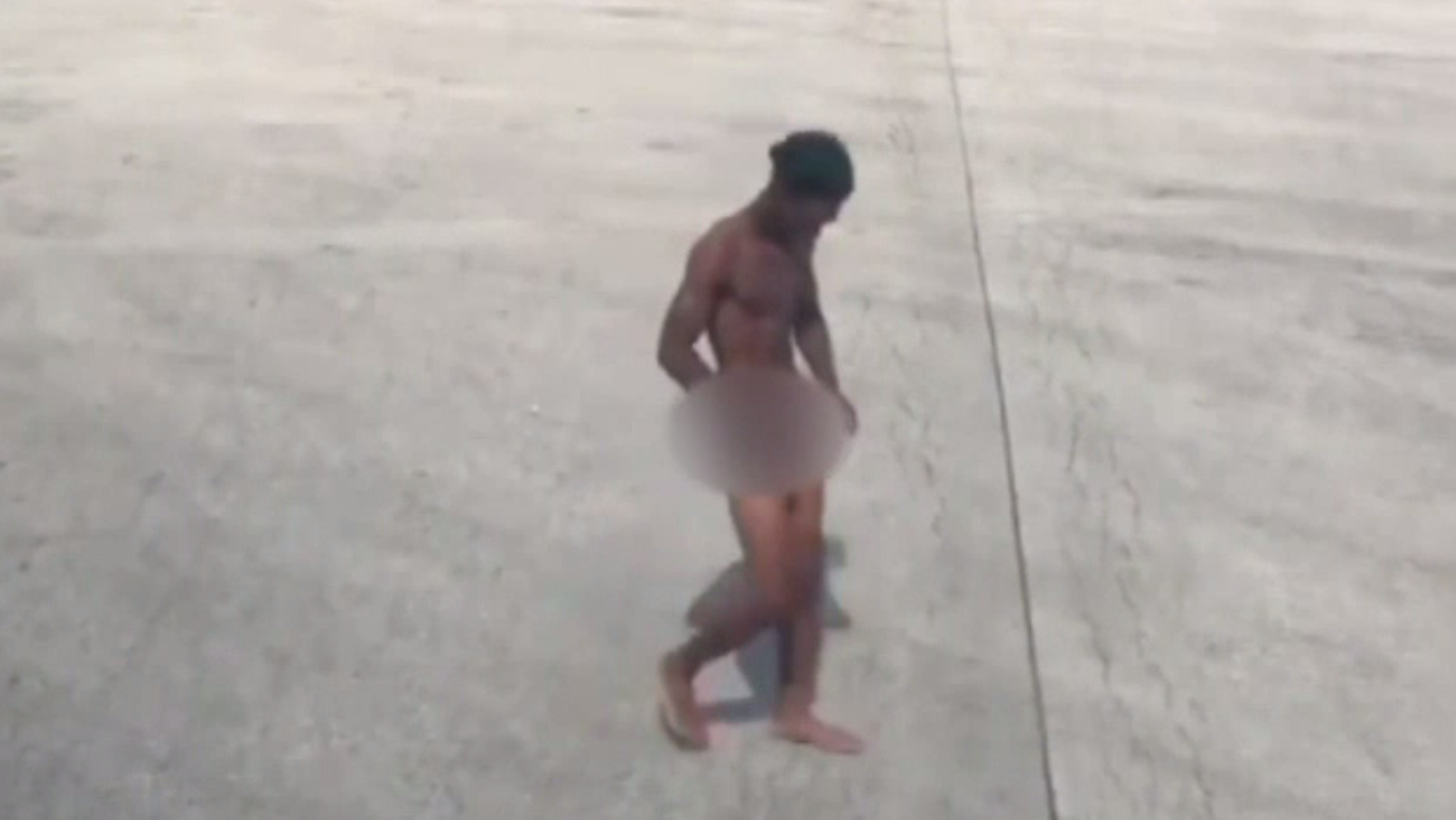 Un individ îmbrăcat doar în chiloți a creat haos pe un aeroport. Cum a fost surprins