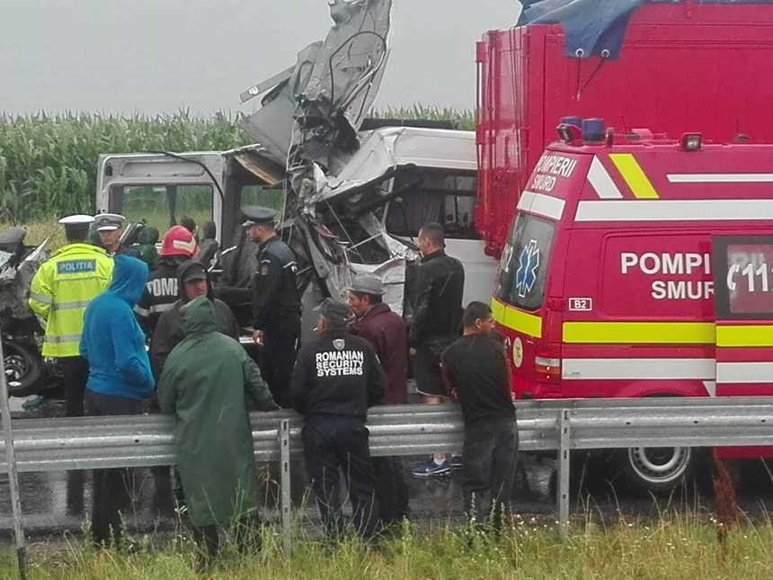 Microbuz cu pasageri implicat într-un accident grav, la Brăila. Doi oameni au murit