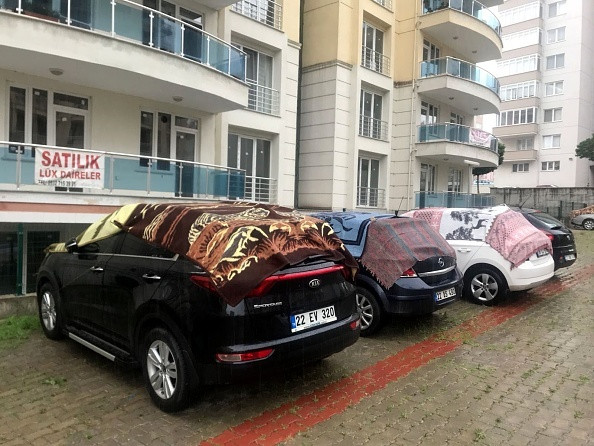 Grindină periculoasă în Turcia. De frică, șoferii și-au acoperit mașinile cu pături. VIDEO