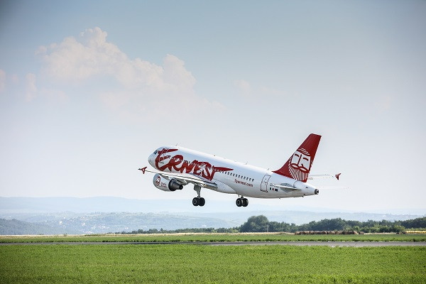 O nouă companie low-cost a început să opereze în România. Spre ce destinații zboară