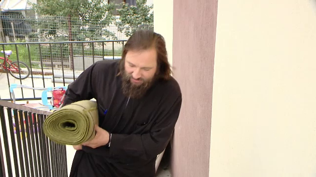 Cu banii din cutia milei şi cu cei din donaţii, un preot din Iaşi a construit locuinţe pentru oamenii fără adăpost