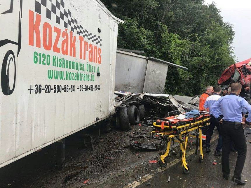 Accident grav în Arad. Două TIR-uri s-au ciocnit pe DN7
