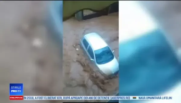 Ploile torențiale au făcut prăpăd în Grecia. Zeci de turiști români, blocați de viitură