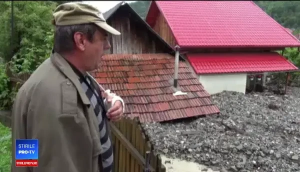 Inundații grave în mai multe județe. Sute de familii au rămas izolate. FOTO