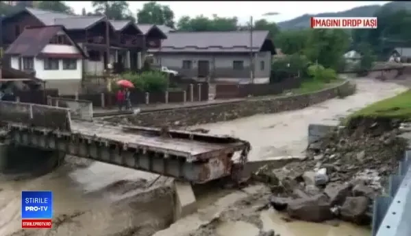 Ploile torențiale fac ravagii în Moldova. Mașinile, îngropate de bolovani și bușteni