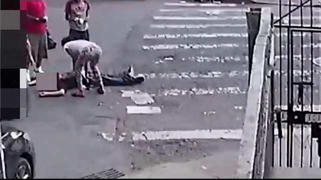 Imagini revoltătoare. Bărbat căzut pe stradă după ce a fost bătut, jefuit de trecători