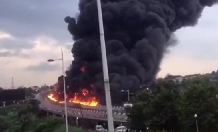 Explozie devastatoare pe o autostradă din Nigeria. 54 de mașini au ars, 9 oameni au murit