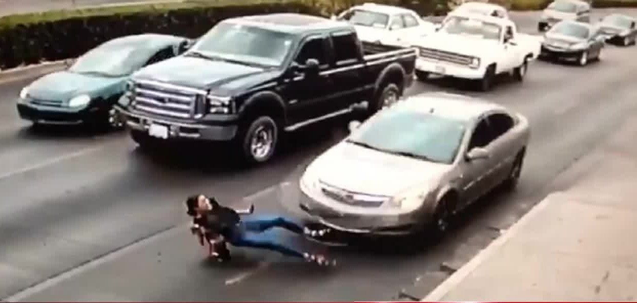 A traversat strada în fugă, dar a ajuns sub o mașină. Video cu momentul