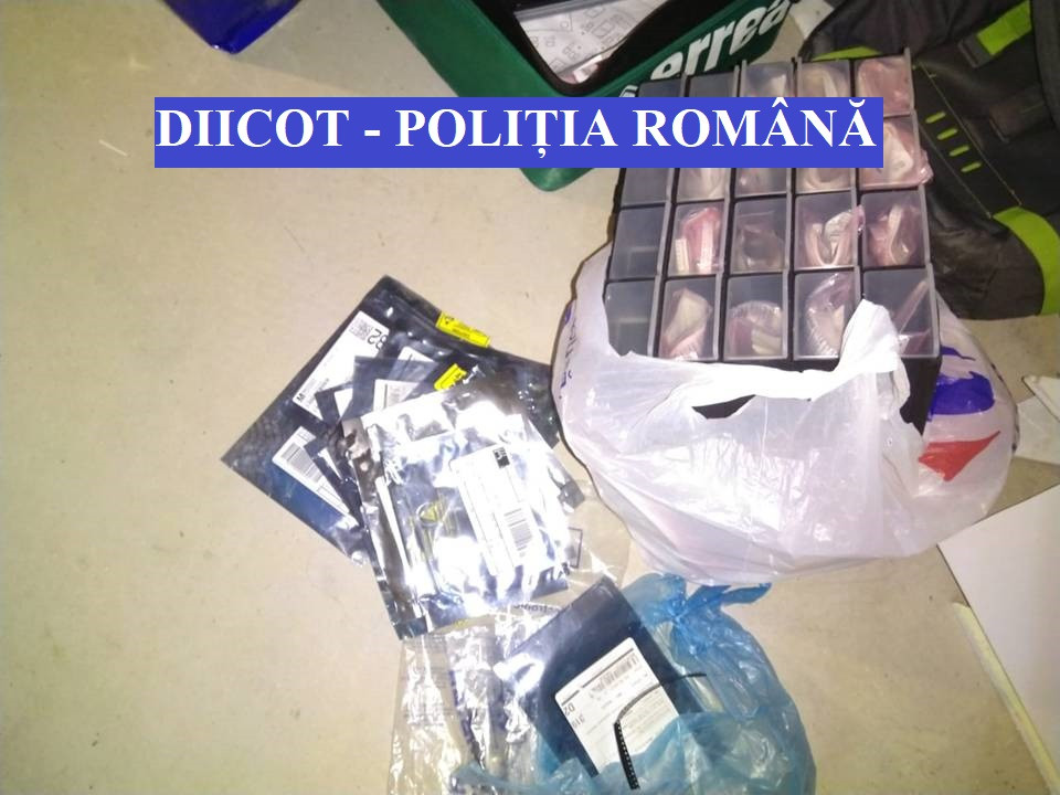 Români reținuți pentru fraudă cu carduri. Au retras bani din conturile mai multor persoane