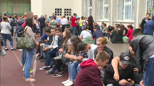 Admitere liceu 2018. Unii elevi au stat la coadă toată noaptea, deși nu ajută la nimic