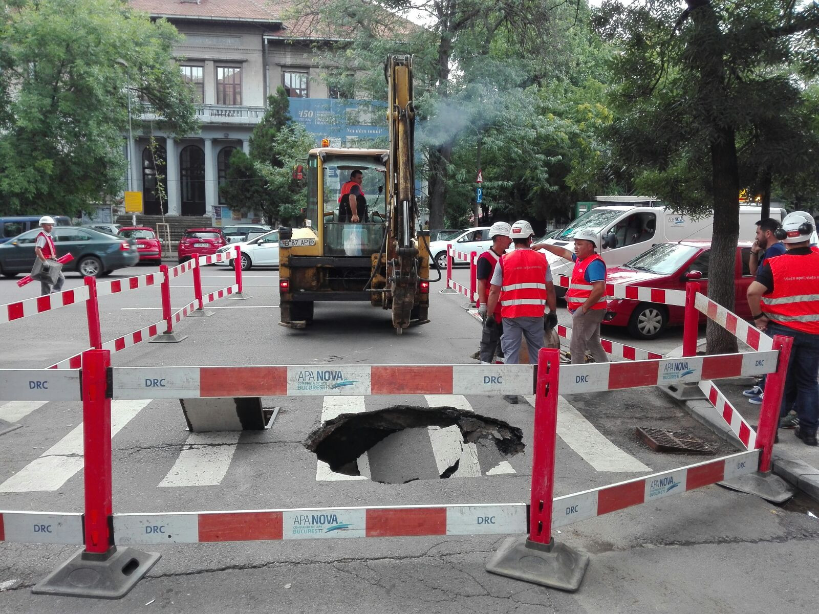 Groapă de 1 metru pe o șosea din Capitală. O mașină a intrat cu roțile din față în ea