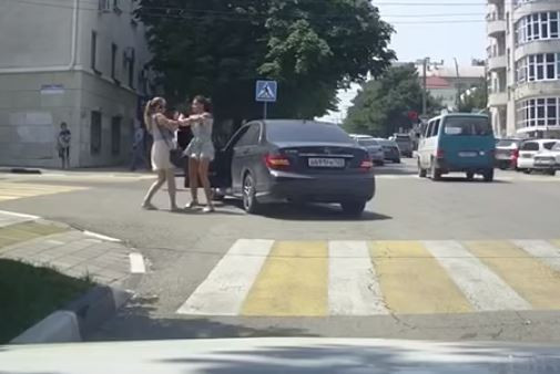 O șoferiță ia la bătaie o femeie în trafic. Un bărbat a filmat scena, dar nu a intervenit. VIDEO