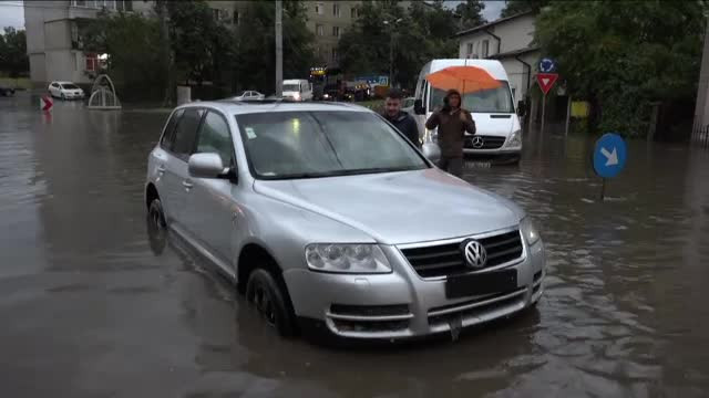 Situație critică după ploile torențiale. Apa a ajuns până la geamurile mașinilor