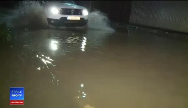 Dezastrul provocat de ploile torențiale. Case și mașini distruse de ape: ”E nenorocire”