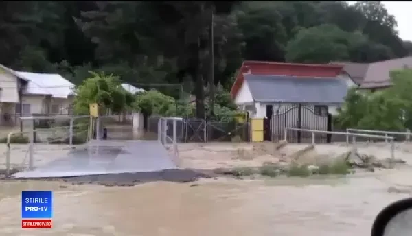 Dezastrul provocat de ploile torențiale. Case și mașini distruse de ape: E nenorocire