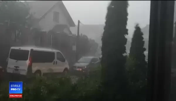 Dezastrul provocat de ploile torențiale. Meteorologii anunță că situația se va înrăutăți