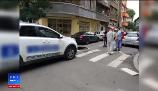 Un șofer a intrat cu mașina într-o groapă de 1 metru, în Capitală. ”Am simțit că se lasă”