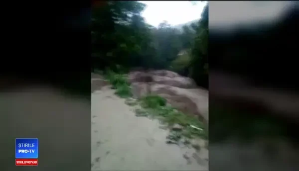 Localnicii unui sat din Prahova sunt izolaţi din cauza alunecărilor de teren
