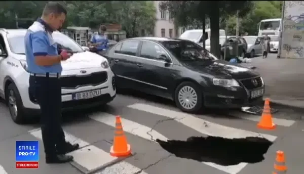 Groapă de 1 metru pe o șosea din Capitală. O mașină a intrat cu roțile din față în ea