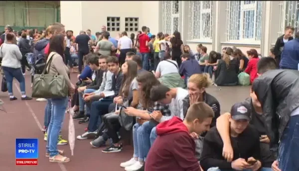 Admitere liceu 2018. Unii elevi au stat la coadă toată noaptea, deși nu ajută la nimic