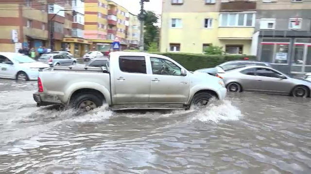 Apă de 30 de centimetri pe străzile din Alba Iulia, după jumătate de oră de ploaie