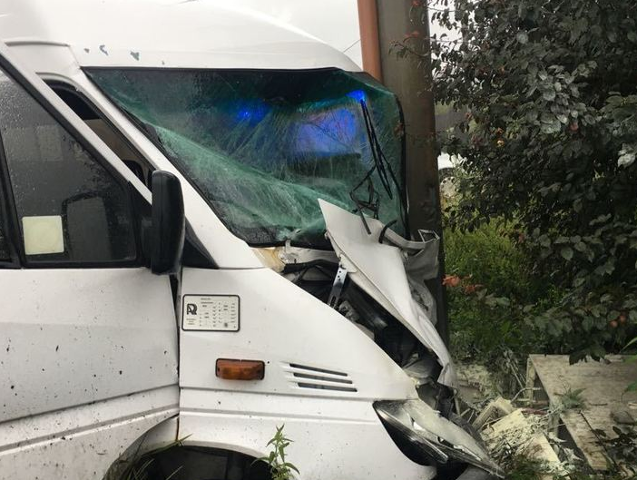 Accident grav petrecut, sâmbătă, în județul Brașov. Două microbuze s-au ciocnit