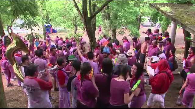 Sute de oameni s-au stropit cu vin, în Spania, conform unei tradiții locale
