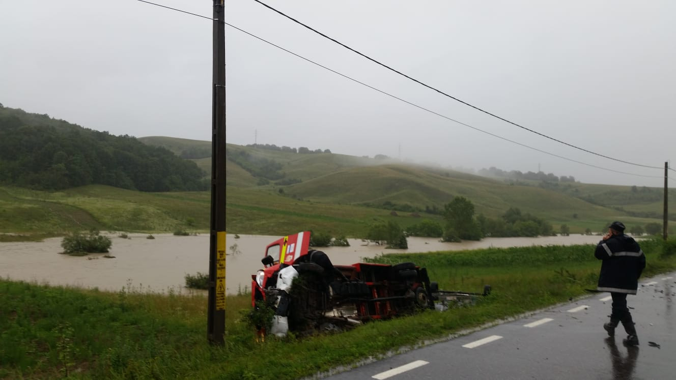 6 pompieri, duși la spital, după ce autospeciala a fost lovită când se deplasa la o intervenție