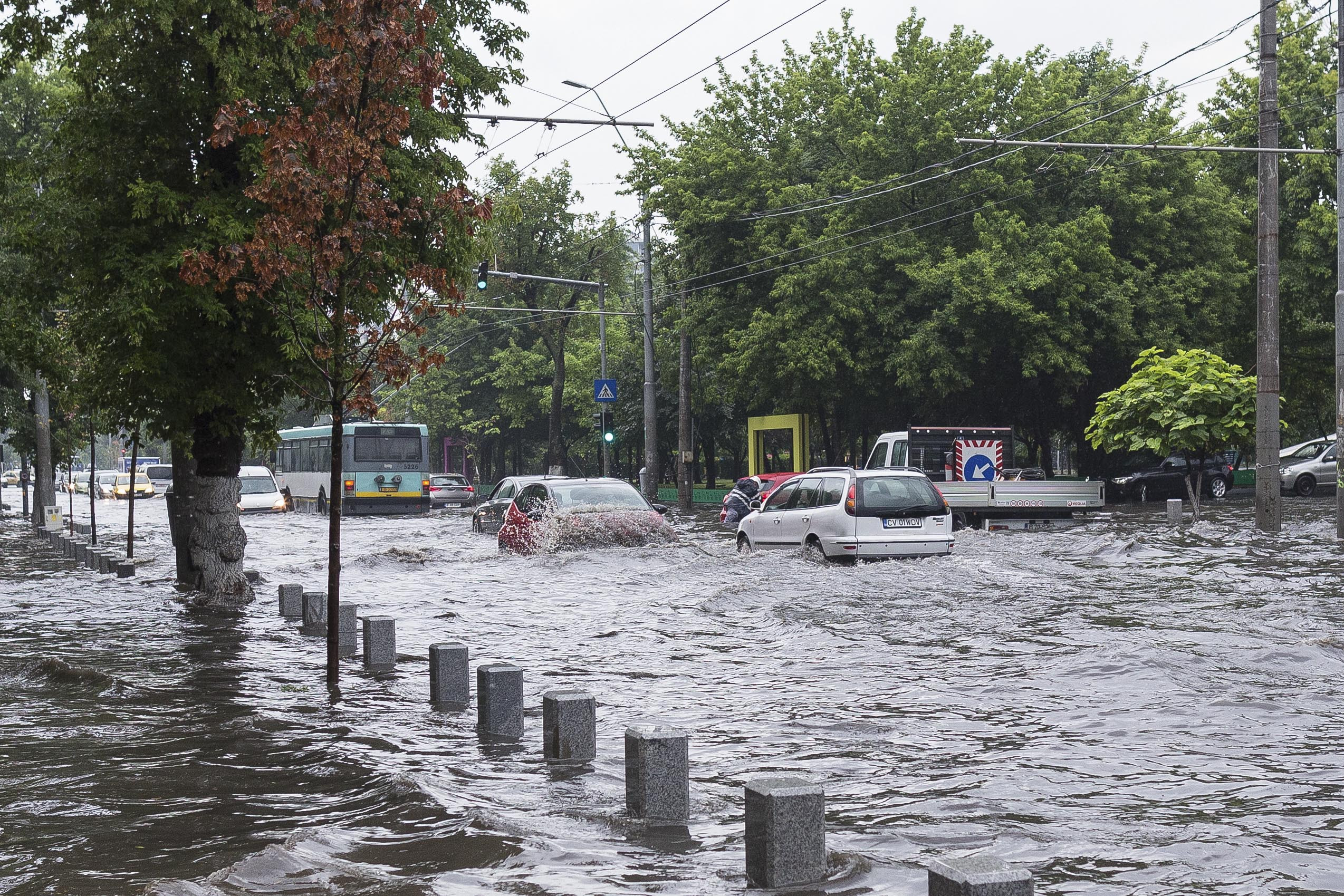 Hidrologii au emis un nou cod ROȘU de inundații, în mai multe județe