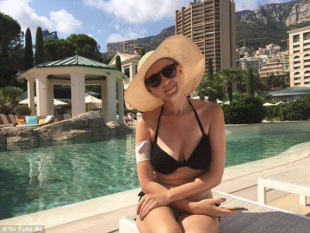 Mamă obligată să-și privească fiica bolnavă de cancer agonizând: “Ne-am luat adio de 7 ori”