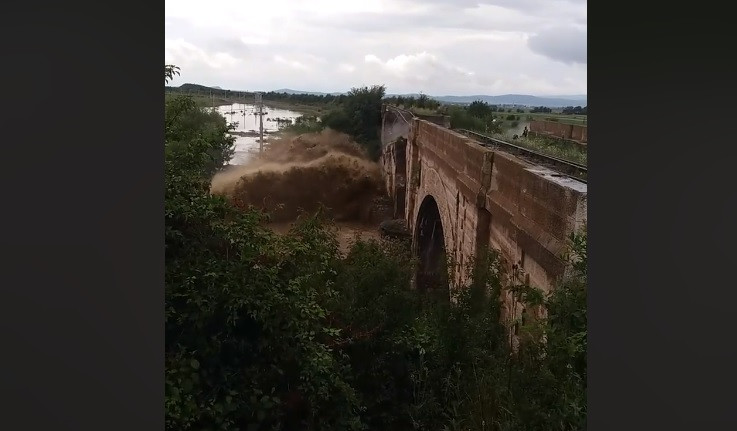 Momentul în care podul din Brașov se prăbușește. VIDEO