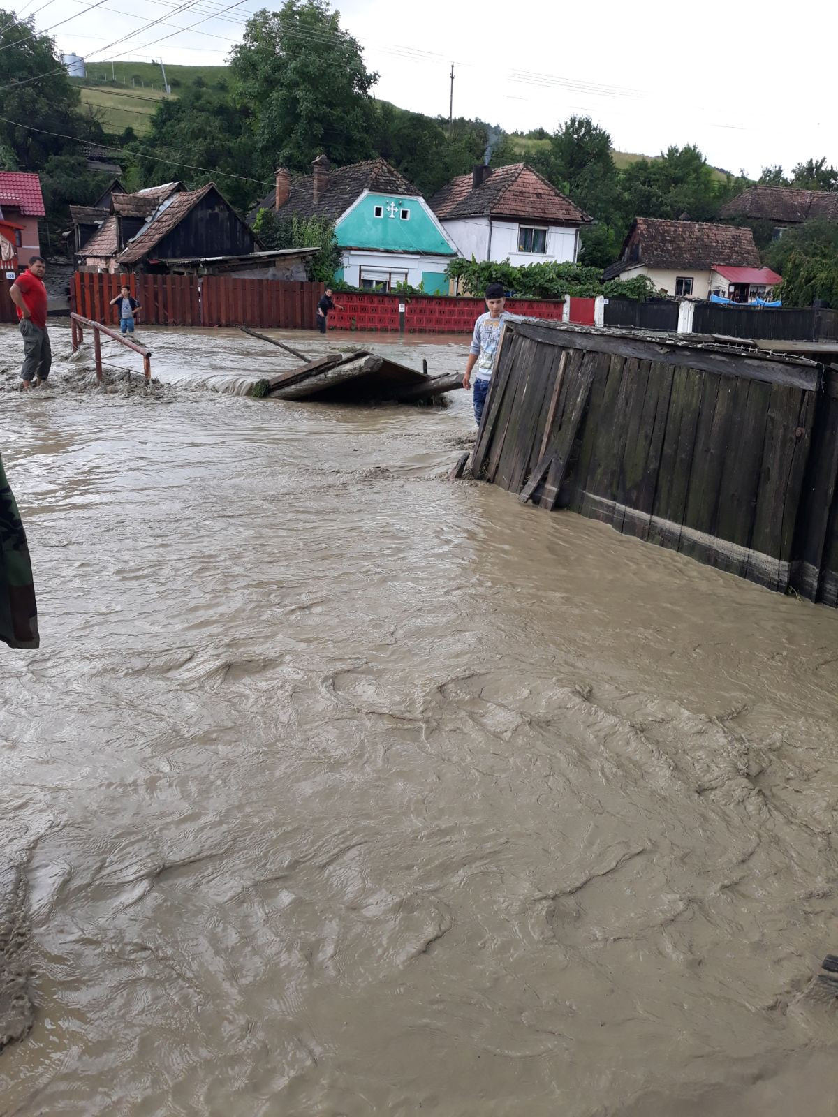 Cod portocaliu de inundaţii pe râuri din trei judeţe şi cod galben în opt judeţe din țară