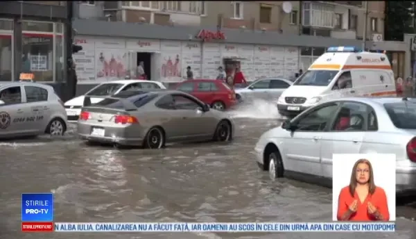 Apă de 30 de centimetri pe străzile din Alba Iulia, după jumătate de oră de ploaie