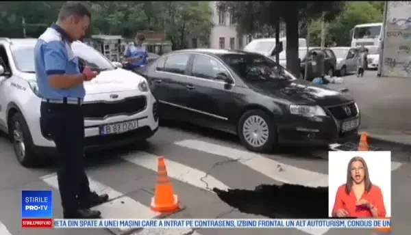 Groapă de 1 metru pe o șosea din Capitală. O mașină a intrat cu roțile din față în ea