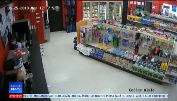 O femeie a căzut din tavan, încercând să fugă de poliție. Scandalul a pornit de la o cutie cu suc. VIDEO